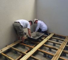 Préparation des plots en béton, pour une terrasse horizontale