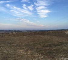 Apres 2 jours de terrassement, la terre du chemin d'acc&egrave;s a &eacute;t&eacute; pouss&eacute;e en boute de terrain.