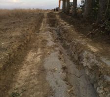Le terrassement du chemin d'acc&egrave;s, il fait environ 40 metres de long sur 4m de large, le terrain se trouve au bout.
