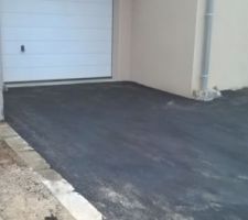 Allée de garage et d'entrée enfin bitumée !