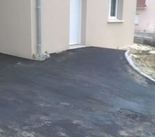 Allée de garage et d'entrée enfin bitumée !
