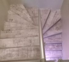 Fin de la pose du stratifié dans l'escalier