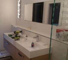 Salle de douche de la suite parentale vue depuis la douche