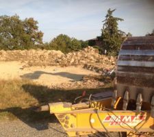1er jour du chantier, le d&eacute;caissement! On commence a voir appara&icirc;tre l'implantation de la maison.