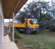 La camion passe juste entre le cèdre et la maison