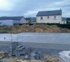 La dalle est coulée enfin !!! , vivement les murs