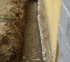 Fondations creus&eacute;es. Celles du voisin d&eacute;passent un peu sur notre terrain. &Agrave; enlever!