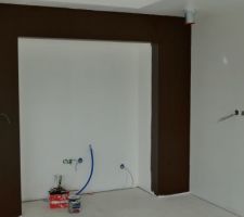 La niche des armoires dans la cuisine en brun Sarthe
