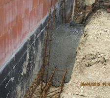 Coulage des fondations du côté de la maison déjà construite : oubli de la plaque de polystyrene