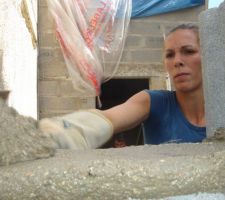 L'un des murs du dressing continu &agrave; se monter, dub est taqu&eacute;e