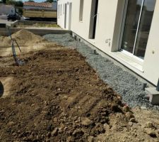 Crépis 2 mois après sa pose. Terrassement en cours pour création de l'allée et du stationnement