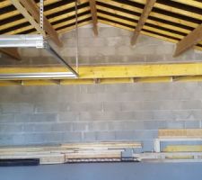 Faux grenier dans le pignon du garage env 9 m2