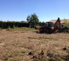 1ers coups de pelleteuse pour d&eacute;blayer le terrain