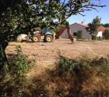 1ers coups de pelleteuse pour d&eacute;blayer le terrain