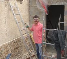 Voici l'un de nos murs porteur "creux" bizarement fait tout ca. Pour eviter de les abimer plus ,maitre snorki realise une multitude de petits troues afin de creer l'ouverture.