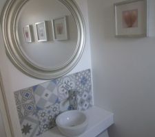 WC rdc : installation d'un plan vasque avec carreaux de ciment Un ancien meuble couleur merisier repeint en gris clair. Miroir du géant suédois.