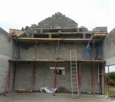 Garage en cours, fin du pignon et admirez l'&eacute;chafaudage !!!!