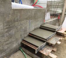 Mur de soutènement - marches suspendues