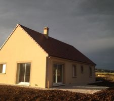 Le terrassier réalise le chemin qui entoure la maison ainsi que la terrasse.
Concassé 0/20 en attendant un revêtement de finition qui interviendra plus tard.