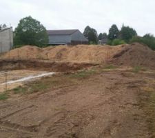 Nous sommes toujours dans l'attente de la reprise de notre chantier :( ils sont en retard sur le planning. Mon conducteur m'avait dit d&eacute;but de semaine 37 livraisons des parpaings par le ma&ccedil;on et faire le vide sanitaire ! et bien non, rien ! Normalement fin de semaine 38 la dalle est coul&eacute;e ! je suis sceptique, mais &agrave; voir !