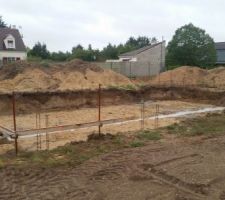Nous sommes toujours dans l'attente de la reprise de notre chantier :( ils sont en retard sur le planning. Mon conducteur m'avait dit début de semaine 37 livraisons des parpaings par le maçon et faire le vide sanitaire ! et bien non, rien ! Normalement fin de semaine 38 la dalle est coulée ! je suis sceptique, mais à voir !