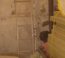 Est voila plein de petits trous, pour arriver à casser le mur sans l'abimer de trop