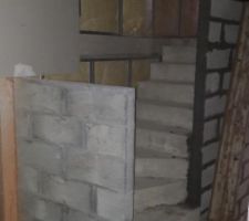 Mur d'&eacute;chiffre (escalier 1/4 tournant vers l'Etage)_Vue du hall d'entr&eacute;e