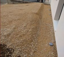 La pente commence déjà à s'écrouler (naturellement ou par le passage d'autres artisans ?)