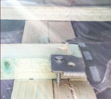 "fixation" des V&eacute;lux...
Je sait plus quoi dire.
Sachant qu'ils ont pris du tasseau pour faire le litonnage et que tout est infest&eacute; de parasites.