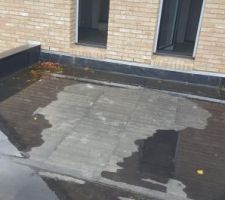 Eau qui s accumule sur les côtés et vers la maison  2-3 cm alors que les autres toit plats de notre maison sont secs..
