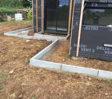 Pose des bordures pour la bande de propreté