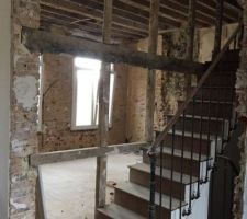 Escalier entre le 1 er étage et le 2 éme