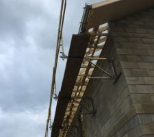 Installation des premières gouttières.