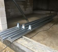 Installation des premières gouttières.