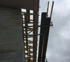 Installation des premières gouttières.