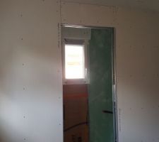 Salle d'eau rdc vue de la chambre