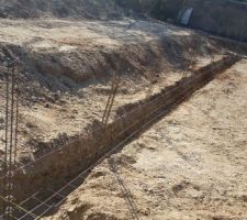 Ferraillage posé pour les fondations, chaînage vertical côté sud