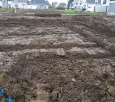 Terrassement et ferraillage pour les fondations.