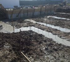 Semelles fondations fraichement coul&eacute;es.