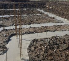 Semelles fondations fraichement coul&eacute;es.