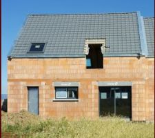 Maison hors d'eau d'après notre constructeur.
Or il manque un velux, la verrière d'angle n'est pas posée, il manque des tuiles, l'écran sous toiture est exposé aux UV et aux intempéries depuis début juillet, et le toit plat n'est pas étanche.