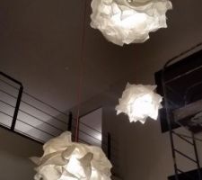 Suspensions au dessus du salon allumées
