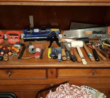 Classement des outils avant la fabrication de l'établi et la pose de panneaux OSB au mur