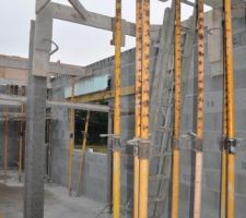 Poteau du salon terminé - vue de l'emplacement du futur escalier