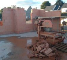 Fen&ecirc;tre panoramique s&eacute;jour + fen&ecirc;tre cuisine
Et porte entre le cellier et le garage