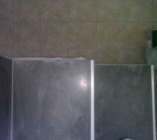 Vue du bord ext&eacute;rieur de l'escalier de la cave avant pose d'une baguette en alu.