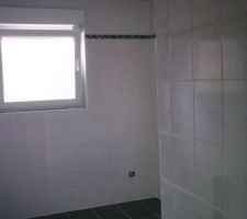 Pose de la faience murale de la salle de bain termin&eacute;e.