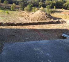 2e jour...ça paraît propre ce travail !! Mais 1e pb : la plomberie faite apparemment par des débutants(employés par le promoteur des terrains je précise) sur tous les terrains, pas d'eau pour l'instant sur le nôtre, à voir comment cela se finit...