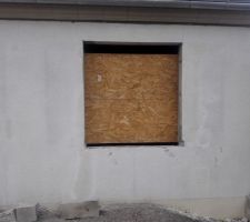 Mise en application d'un enduit de finition plus ciment blanc afin de cacher la misère en attendant