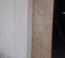 Application de l'enduit sur les contours extérieurs des tableaux...